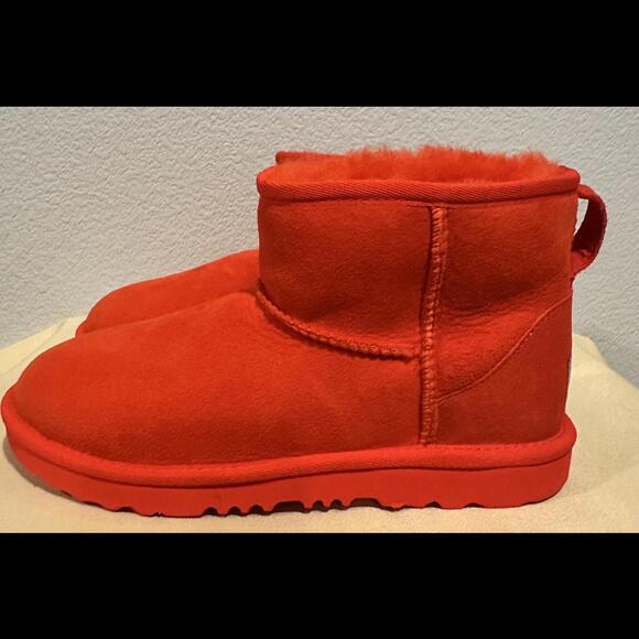 New UGG Australia Classic Mini Sheepskin Ankle Boots Women's Size 5 or Youth 3.5 - Picture 2 of 6